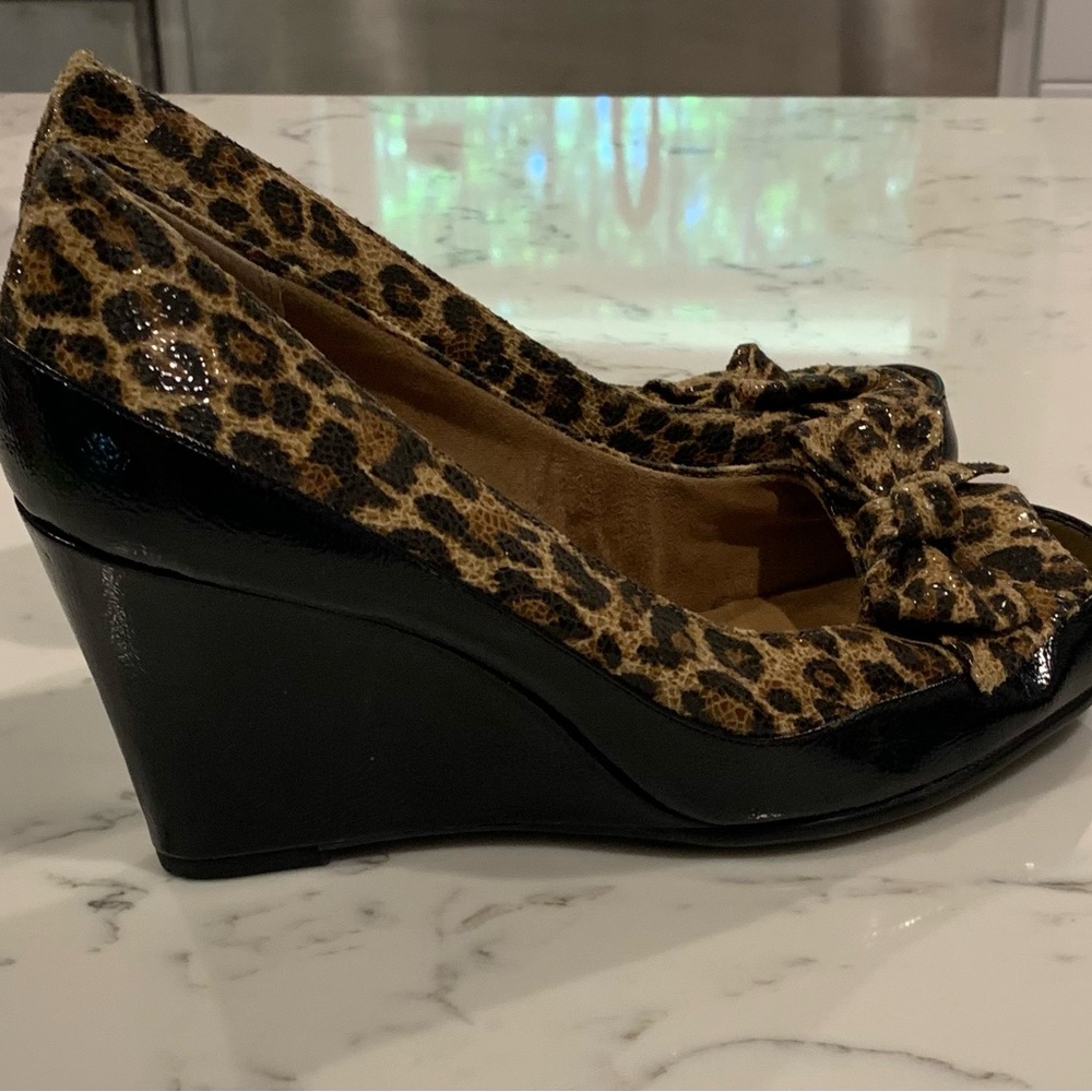 Aerosoles size 10 leopard wedge.
